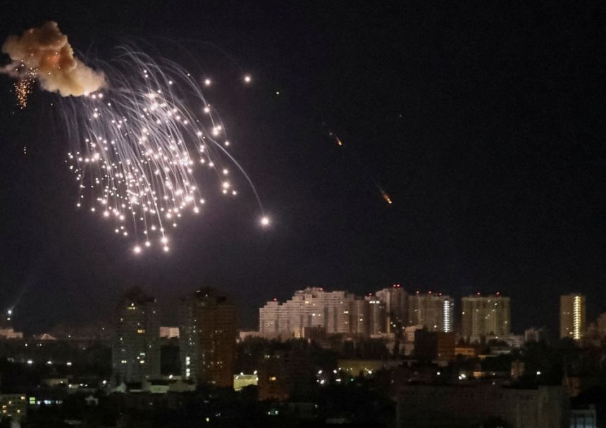 روسيا تستهدف شبكة الكهرباء الأوكرانية.. وزيلينسكى يدعو إلى المقاومة