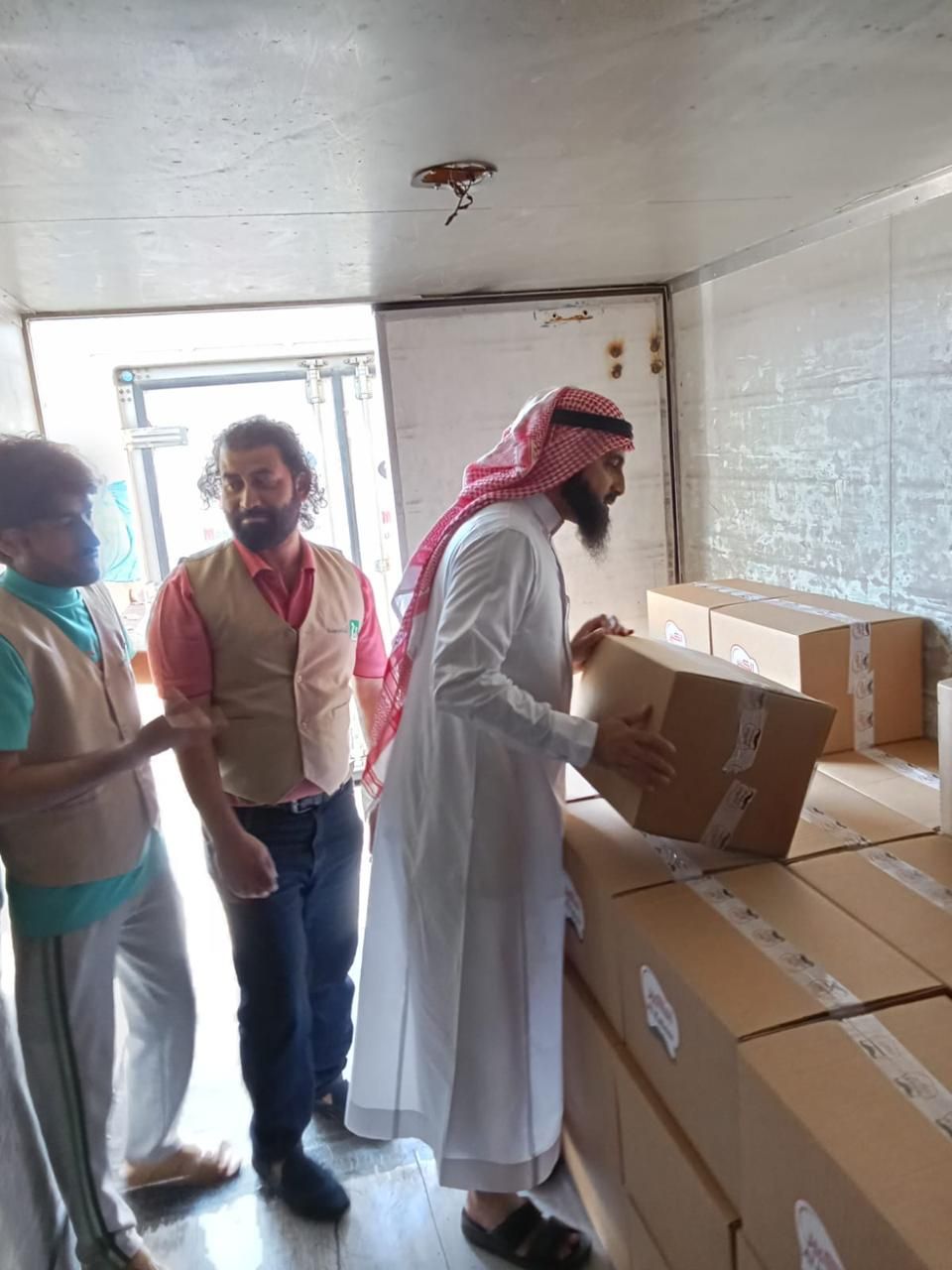 السعودية | كرمٌ وعطاء: أيتام جدة يُوزّعون 13 ألف كيلو من التمور و 925 سلة غذائية على المحتاجين