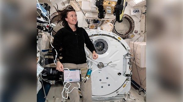 طلبة الإمارات يشاركون في تطوير روبوت «ناسا»