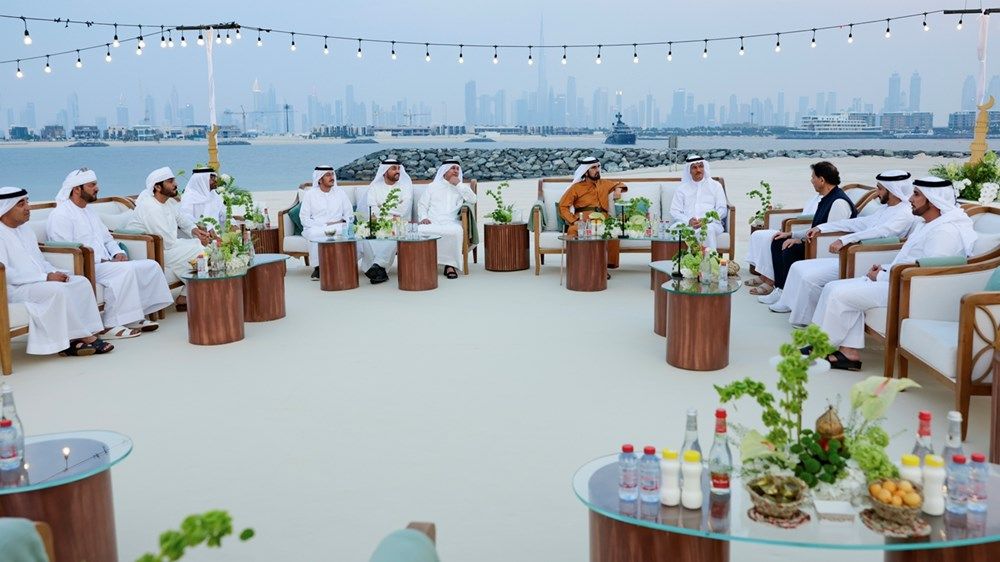 محمد بن راشد يزور مجلس عبدالله المنصوري في دبي