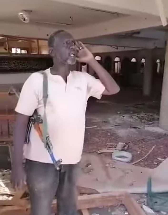شاهد بالصورة والفيديو.. بصوت جميل.. مقاتل بالجيش السوداني يصر على أن يبر بنذر له ويرفع الآذان أثناء المعركة من داخل أحد المساجد المعروفة في منطقة قام الجيش بتحريرها