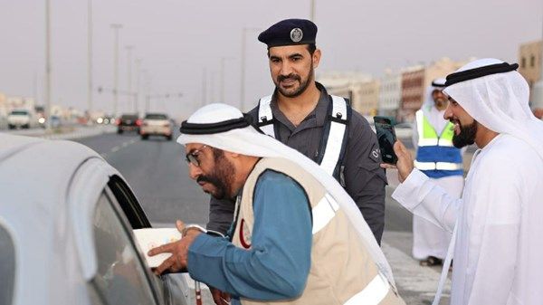 شرطة أبوظبي تشارك في توزيع وجبات «كسر الصيام»