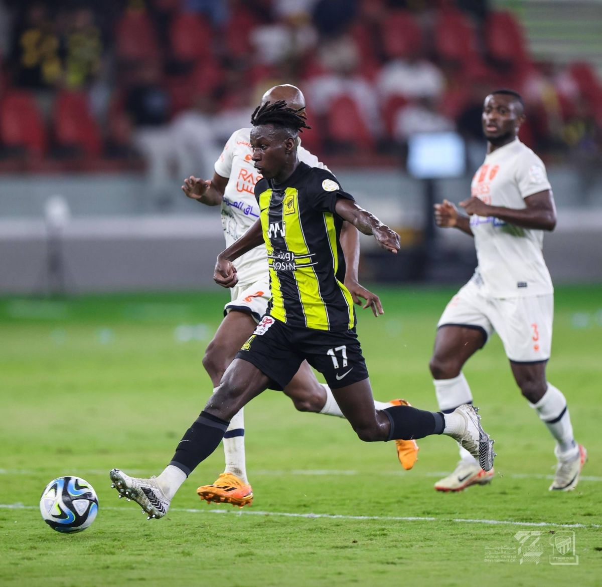 الاتحاد والأهلي يتأهبان لديربي جدة بالنكهة العالمية