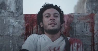 مسلسل الحشاشين الحلقة 21.. يحيى يرمى صديقيه من فوق سور القلعة