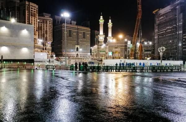السعودية | أمطار على العاصمة المقدسة
