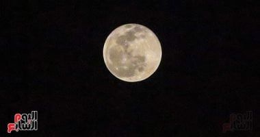 مشهد بديع.. "قمر رمضان" فى تربيعه الأخير اليوم بسماء مصر