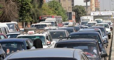 النشرة المرورية.. كثافات مرتفعة للسيارات بمحاور القاهرة والجيزة