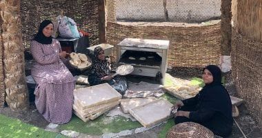 هنرجعكم لذكريات زمان.. شوفوا شطارة ستات سقارة فى خبيز العيش البلدى