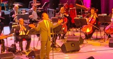 جمهور دار الأوبرا يتفاعل مع مدحت صالح ويشاركه الغناء