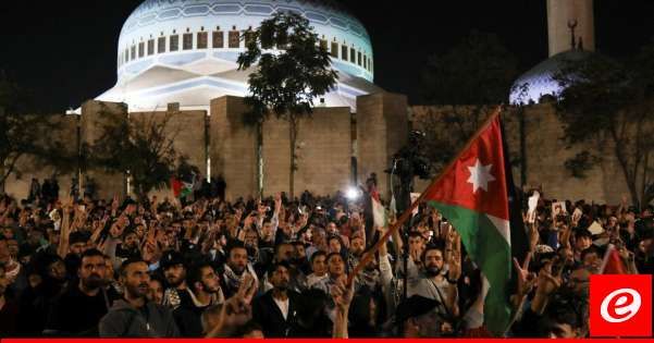 آلاف تظاهروا قرب السفارة الإسرائيلية في عمان للمطالبة بإلغاء معاهدة السلام مع إسرائيل