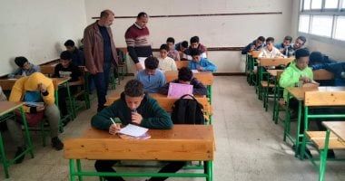 المدارس تواصل تقييم طلاب صفوف النقل فى امتحان شهر مارس.. صور