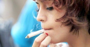 علامات تدل على دخول المراهقين لمرحلة الإدمان.. استشاري يجيب