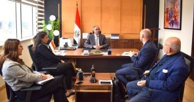 وزير الإسكان يُتابع موقف مشروعات مياه الشرب والصرف الجارى تنفيذها بالتعاون البنك الأوروبى