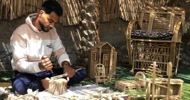مهنة فن وإبداع.. أحمد مشهور يشكل من الجريد تحف وأنتيكات بسقارة