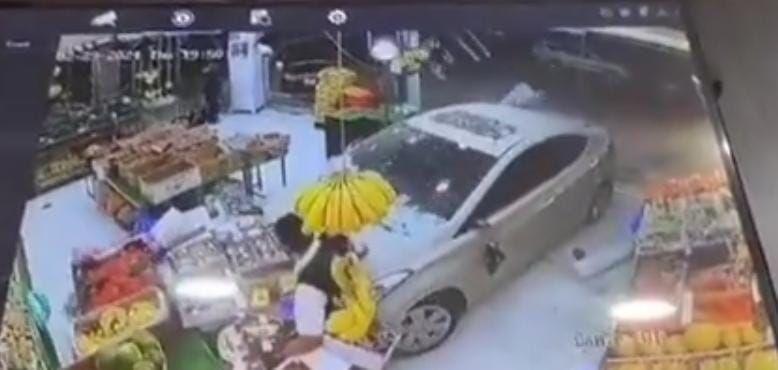 سيدة تقتحم محل خضار بسيارتها في جازان.. فيديو