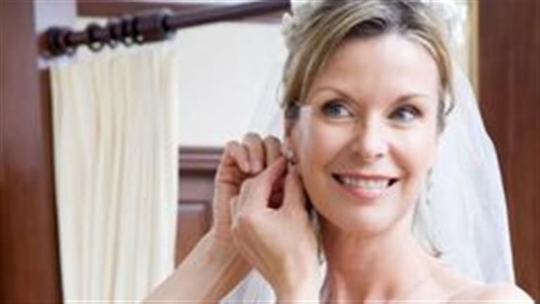 عروس تضبط حماتها وهي تحاول ارتداء فستان زفافها قبلها .. لن تتوقع ما حدث