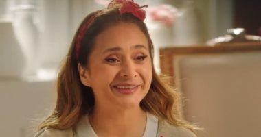 مسلسل فراولة الحلقة 8.. نيللى كريم تكيد صدقى صخر بتوظيف طليقته وصورة مع ابنته