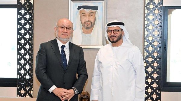 أنور قرقاش يلتقي المبعوث الياباني الخاص للسلام في الشرق الأوسط