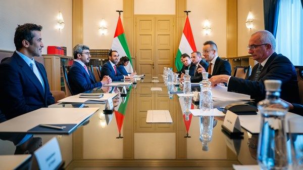 عبدالله بن زايد يلتقي وزير خارجية المجر في بودابست ويبحثان مسارات التعاون بين البلدين