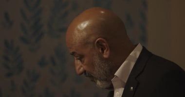 مسلسل حق عرب الحلقة 22.. أبو عمار يستضيف العوضى والطبيب يكشف تعاطيه المخدرات