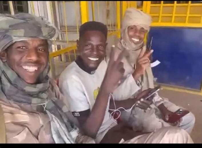 شاهد بالصورة والفيديو.. أفراد من الدعم السريع يحاصرون الناشط الشهير طارق بروفة وساخرون: (بروفة في فتيل والمغتربين شمتانين فيك)