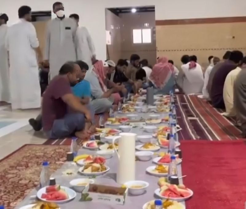 مواطن بـ عنيزة اعتاد على إفطار الصائمين في منزله منذ 18 عام .. فيديو