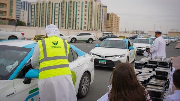 "خيرية وأجرة الشارقة" توزعان 15 ألف وجبة إفطار صائم على السائقين