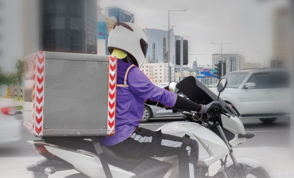 "النقل" تبدأ تطبيق المرحلة الأولى من قرارات تنظيم قطاع توصيل الطلبات