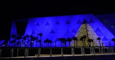 المتحف المصري الكبير يكتسي بلون طيف التوحد.. صور