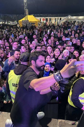 تظاهرة بسبب بوراك أوزجيفيت والأمن يتدخل