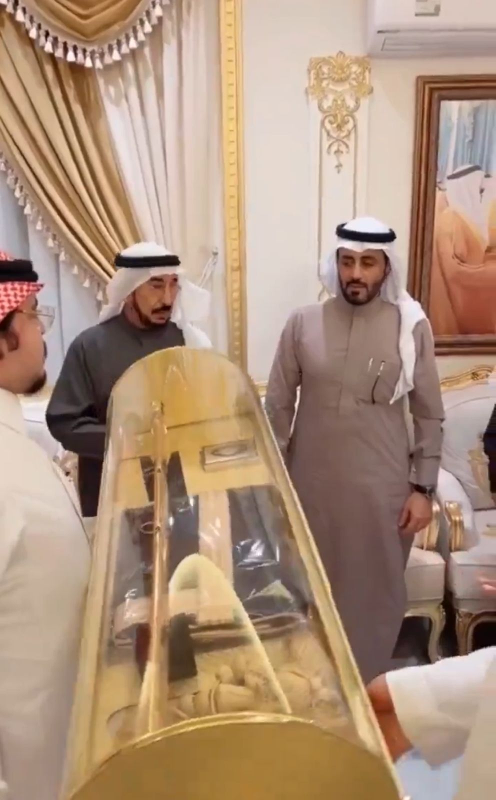 الشيخ هزاع أبالروس يهدي منقذ طفل الخرج شيك وسيف .. فيديو