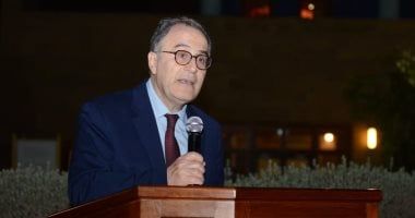 رئيس الجامعة الأمريكية يعلن إطلاق حزمة منح دراسية ومساعدات مالية لـ800 طالب