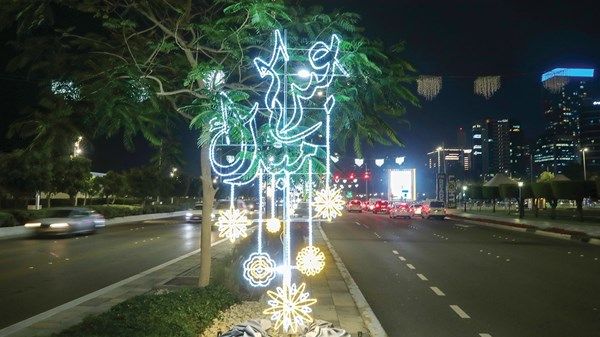 شوارع أبوظبي تزدان باللوحات المضيئة ابتهاجاً بعيد الفطر
