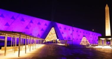 المتحف المصرى الكبير يكتسى باللون الأزرق لدعم متحدى طيف التوحد.. صور