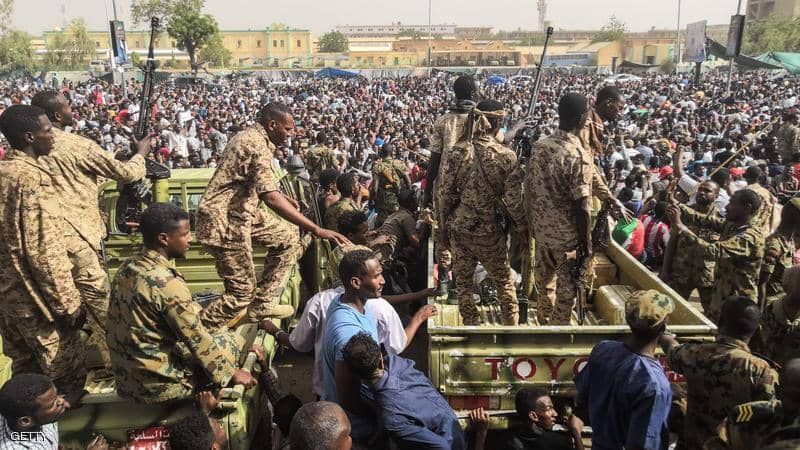 بالفيديو.. شاهد لحظة خروج بعض أفراد الدعم السريع  من داخل منازل المواطنين وهم مستسلمين وقاموا برمي السلاح بعد أن فرض الجيش تطويق كامل وحصار على المكان