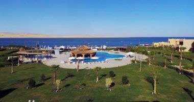 ابنى قلاع الرمال على شاطئ بحيرة قارون بالفيوم بـ 10 جنيهات.. اعرف التفاصيل