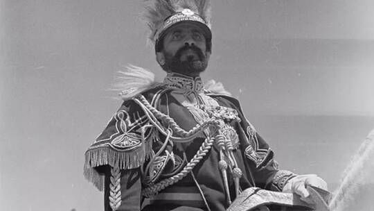 الخليج اليوم .. آخر إمبراطور من أصول يمنية  