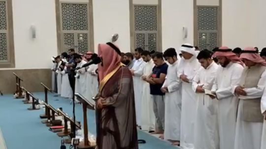 الخليج اليوم .. الكويت..فيديو لرجل يصرخ خلف الإمام خلال الصلاة.. (فيديو)