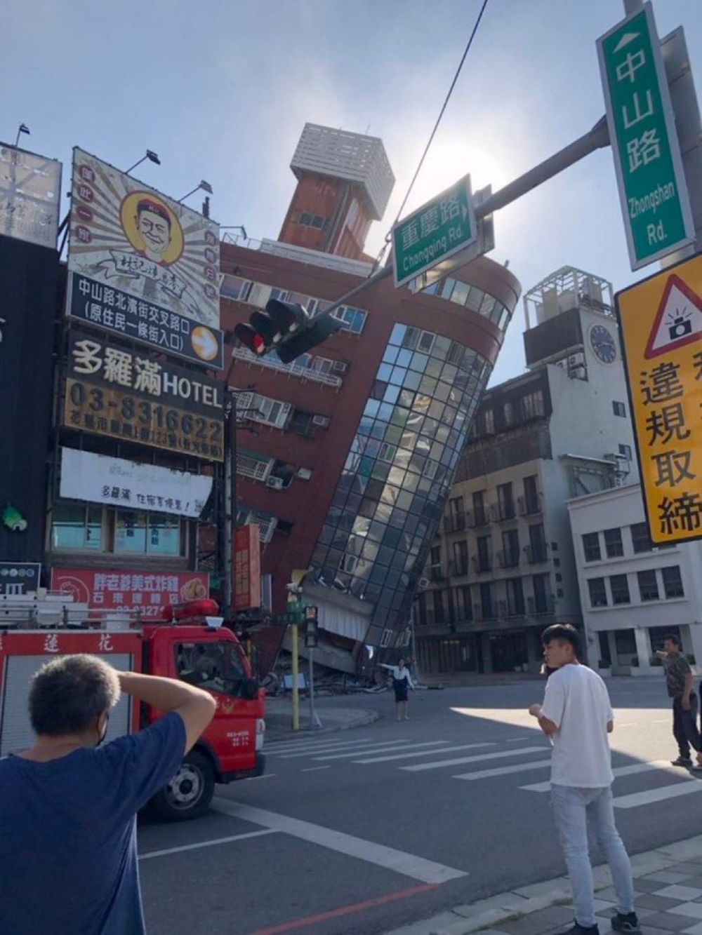 أقوى زلزال في ربع قرن.. انهيار مبانٍ وانقطاع الكهرباء في تايوان