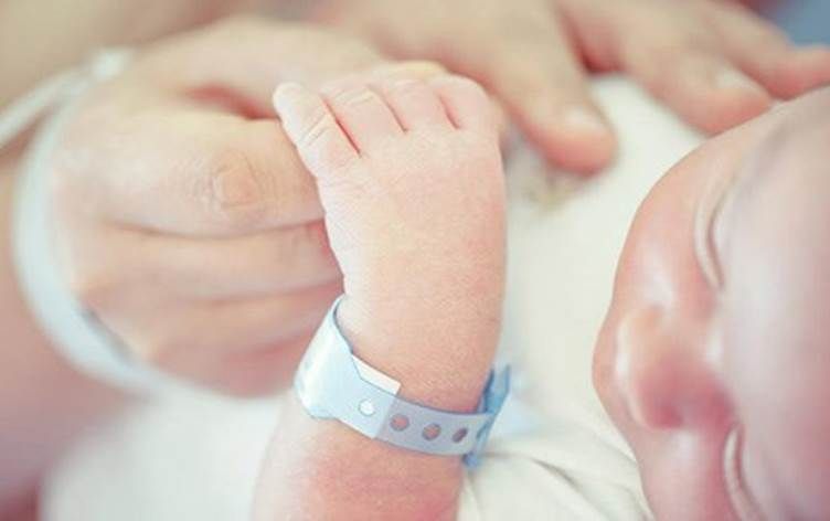 الامارات | "وإذا المؤودة سُئلت" .. نجاة طفلة دفنتها أمها تحت التراب 6 ساعات