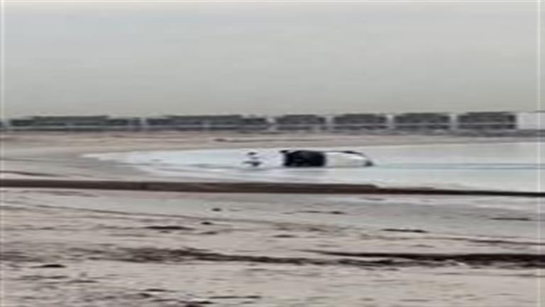 واقعة مروعة.. شاب يطير في الهواء بعد انقلاب سيارته وهذا ما حدث (فيديو)