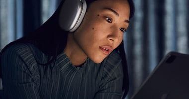 تكنولوجيا: أبل تطرح تحديثا جديدا لـ AirPods Max.. كيف يمكنك تحميله؟