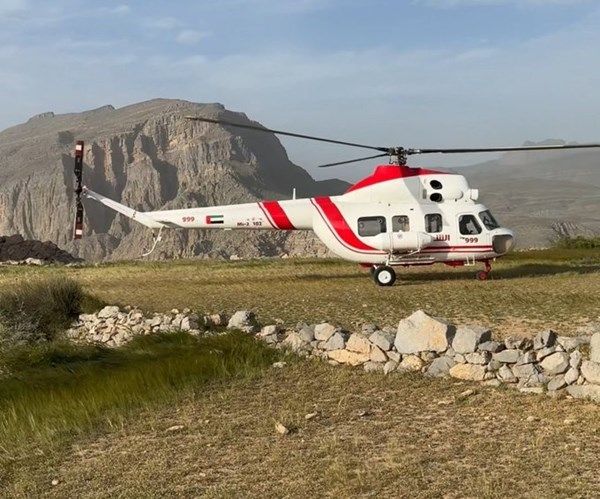 شرطة رأس الخيمة تنقذ 3 أشخاص علقوا على ارتفاع 4000 قدم بأحد الجبال