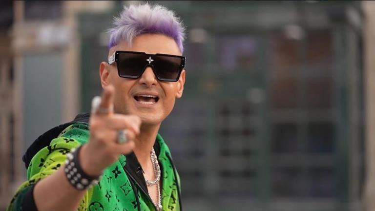 الإعلامية لبنى عبد العزيز بإطلالة أنيقة في رامز جاب من الآخر