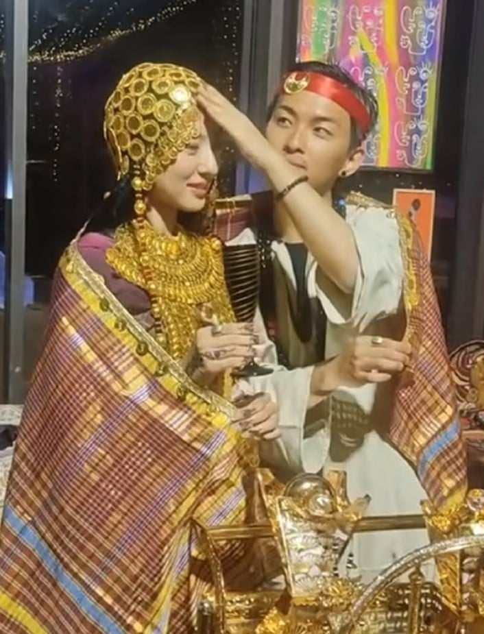 شاهد بالصورة والفيديو.. عريس ياباني وعروسته يرتديان أزياء الجرتق ويعكسان الفلكور السوداني للعالم