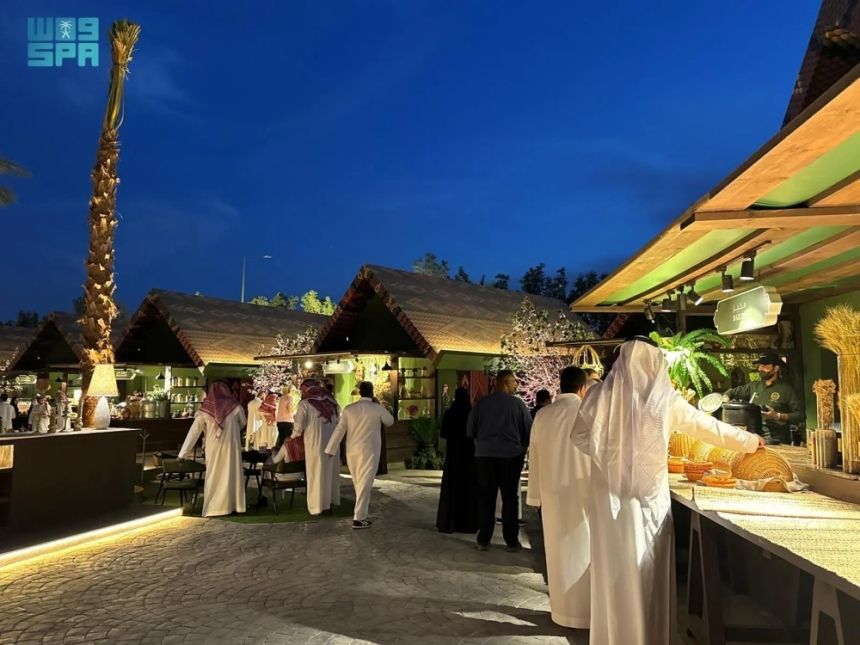 إفطار "الخيم الرمضانية" صورة مميزة تعكس روعة التقارب الاجتماعي