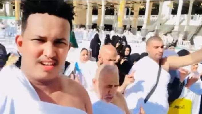 شاهد بالصورة والفيديو.. فنان الربابة أبو القاسم ود دوبا يوثق أثناء طوافه لرجل عربي يتضرع إلى الله بالدعاء للسودان وأهله داخل الحرم
