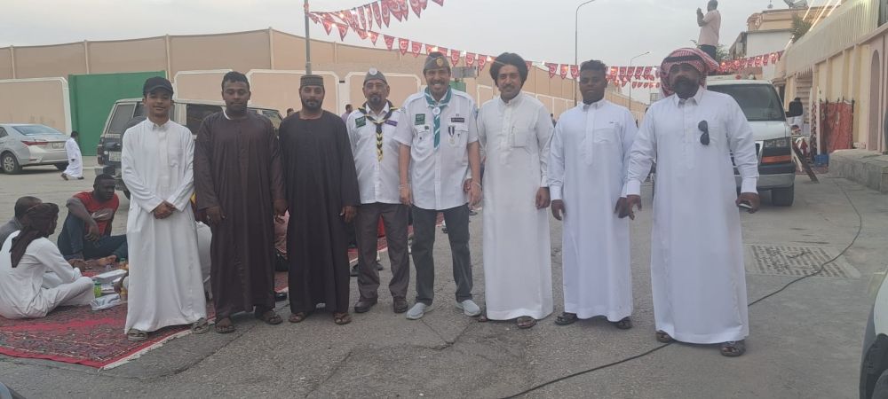 صور| "سفرة الصدقة الرمضانية".. مائدة بطول 200 متر تجمع أهالي عيون الأحساء