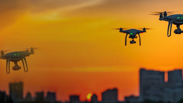 "البلديات والنقل – أبوظبي" تصدر قراراً بشأن تنظيم استخدام الطائرات بدون طيار