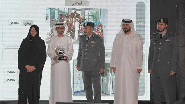 شرطة أبوظبي تكرم متطوعاً لجهوده في تدوير مواد مبادرة "أطعم تؤجر"